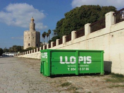 Cuba de Llopis Servicios Ambientales junto a la Torre del Oro de Sevilla