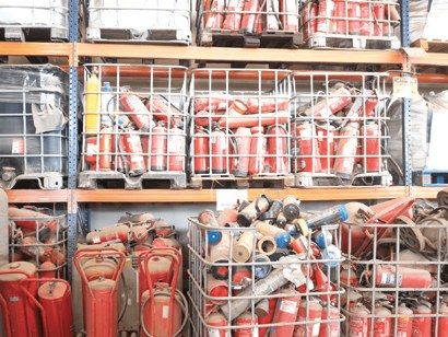 Extintores fuera de uso almacenados para su reciclaje en Llopis
