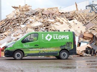 Furgoneta de Llopis en la planta de gestión de residuos de Sevilla