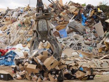 Pulpo mecánico moviendo mercancías para su destrucción en la planta de Llopis