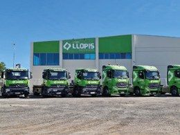 Flota de camiones de Llopis en sus instalaciones de Sevilla