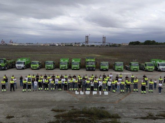 Equipo y flota de Llopis Servicios Ambientales, empresa con certificación de gestión de residuos