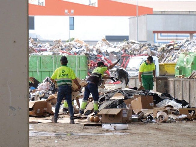 Operarios de Llopis clasificando residuos asimilables a urbanos