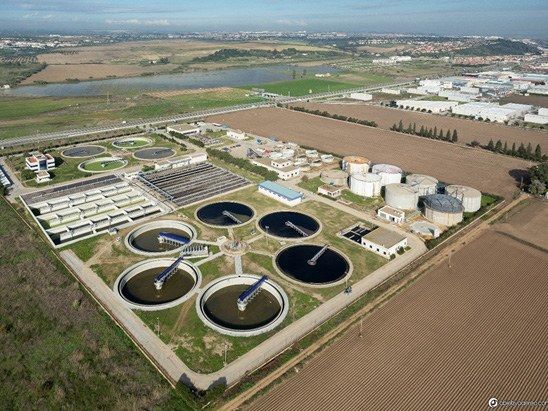 Vista aérea de una estación depuradora de aguas residuales (EDAR)